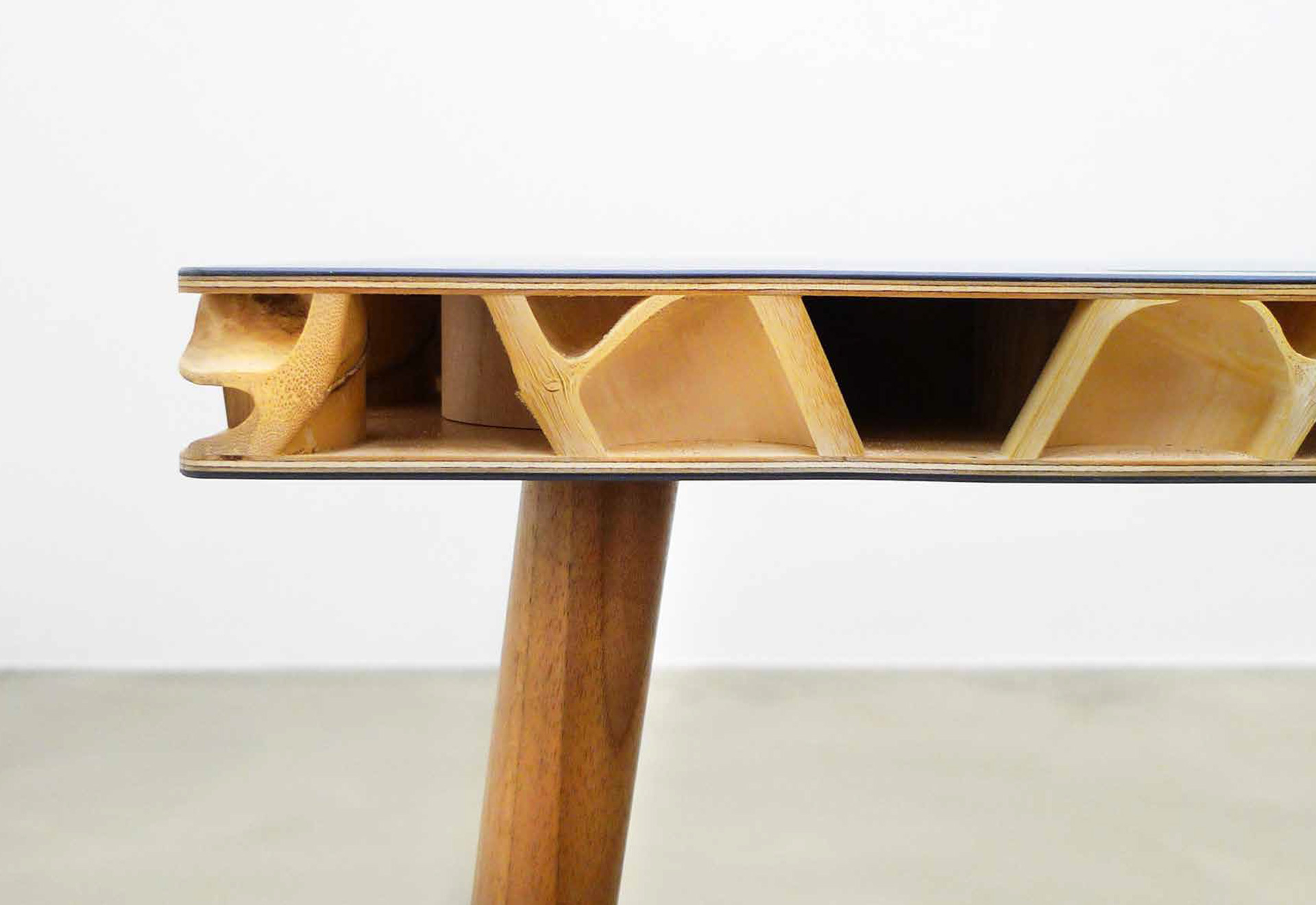 Nahaufnahme einer Tischplatte mit geschnittener zelthafter Struktur
