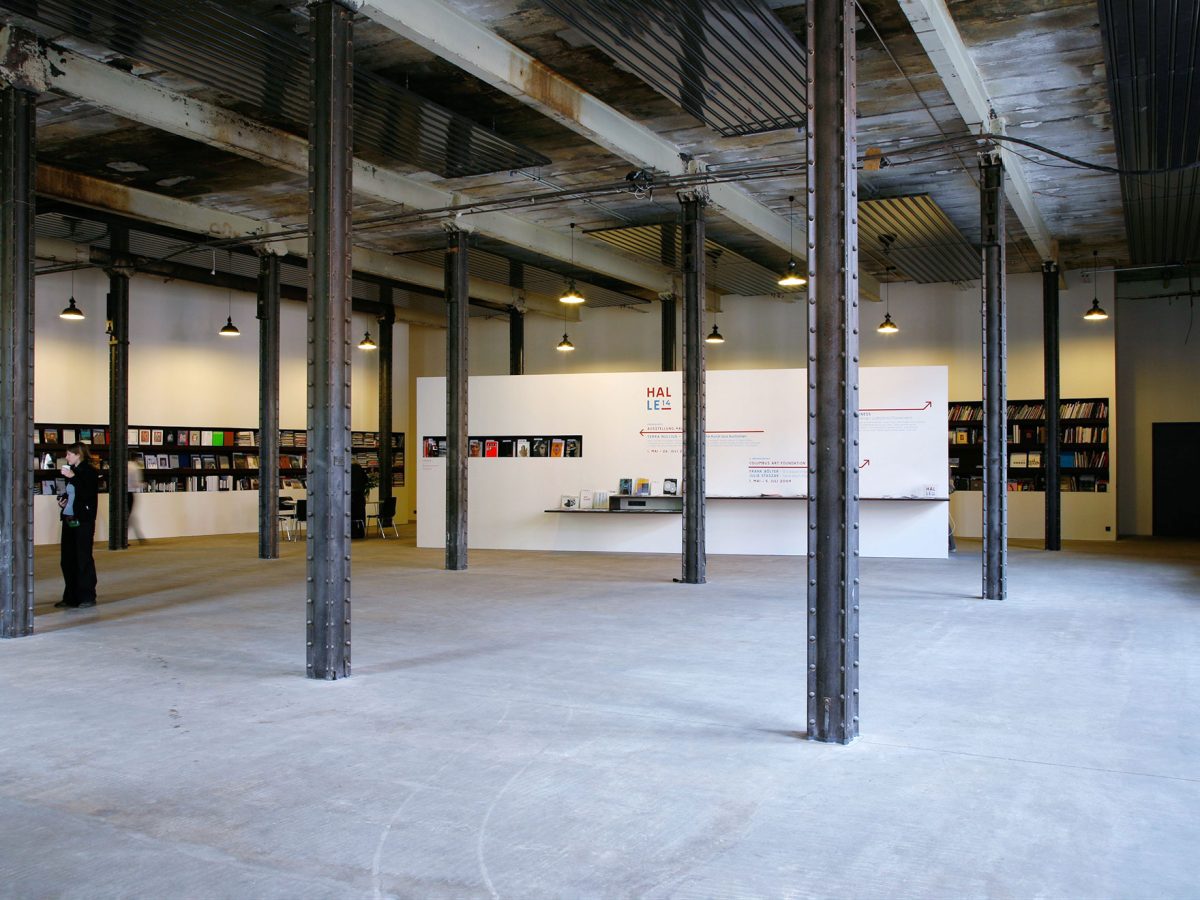 Bücherwände und Stahlstützen in alter Industriehalle in Leipzig