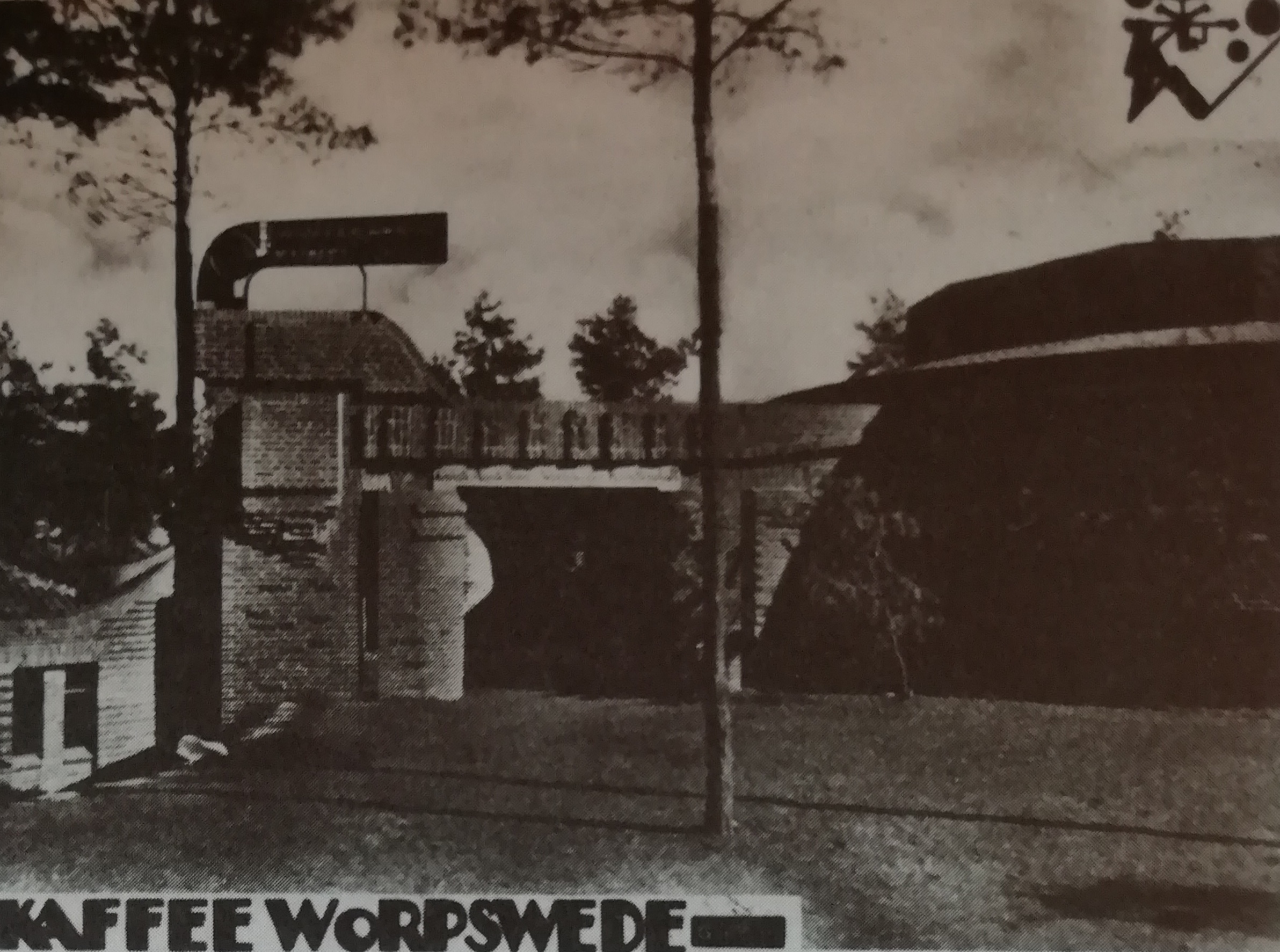 historische Postkarte: gemauertes Eingangsportal mit Metallschild