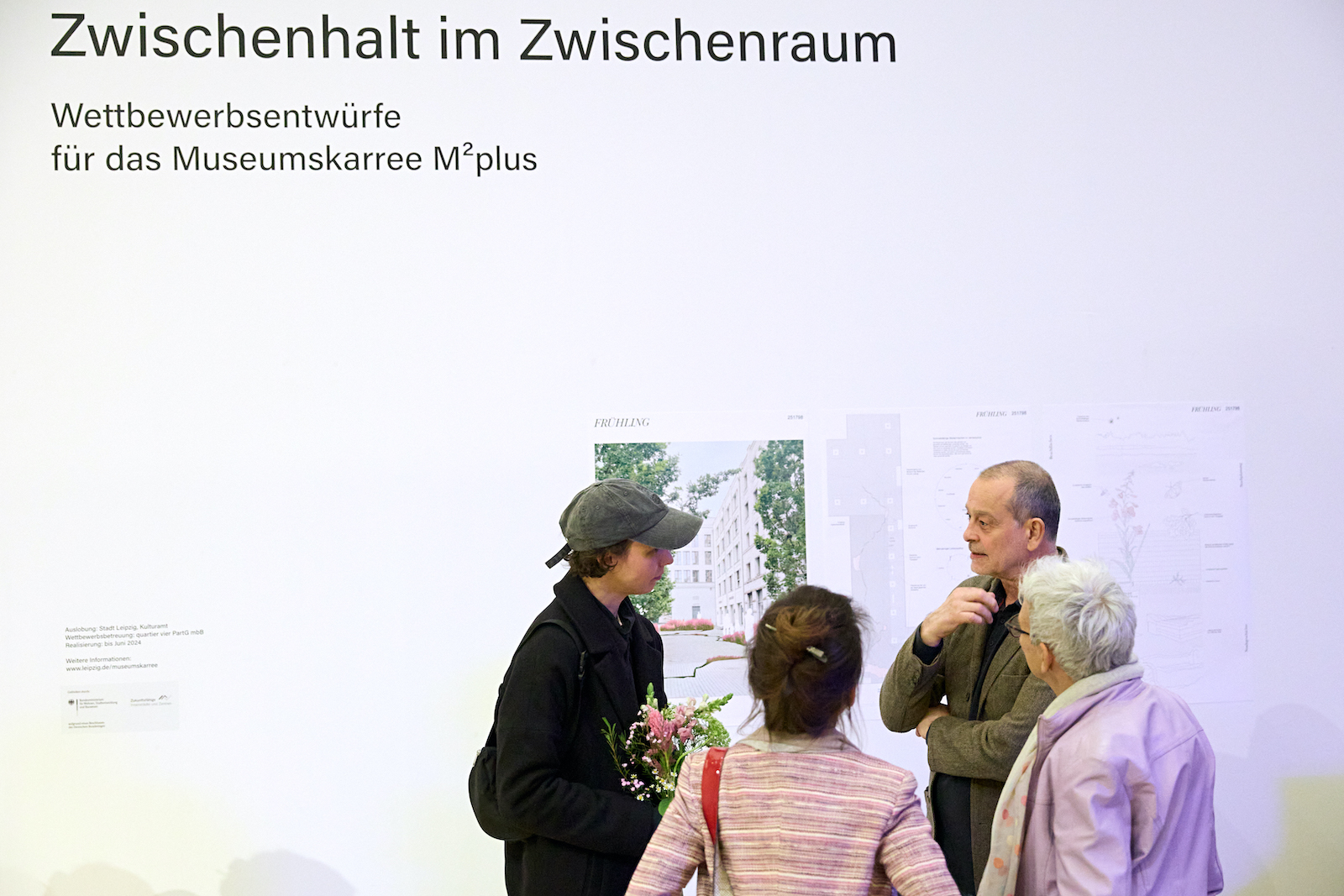 Preisträgerin mit Gästen bei Ausstellung der Wettbewerbsbeiträge