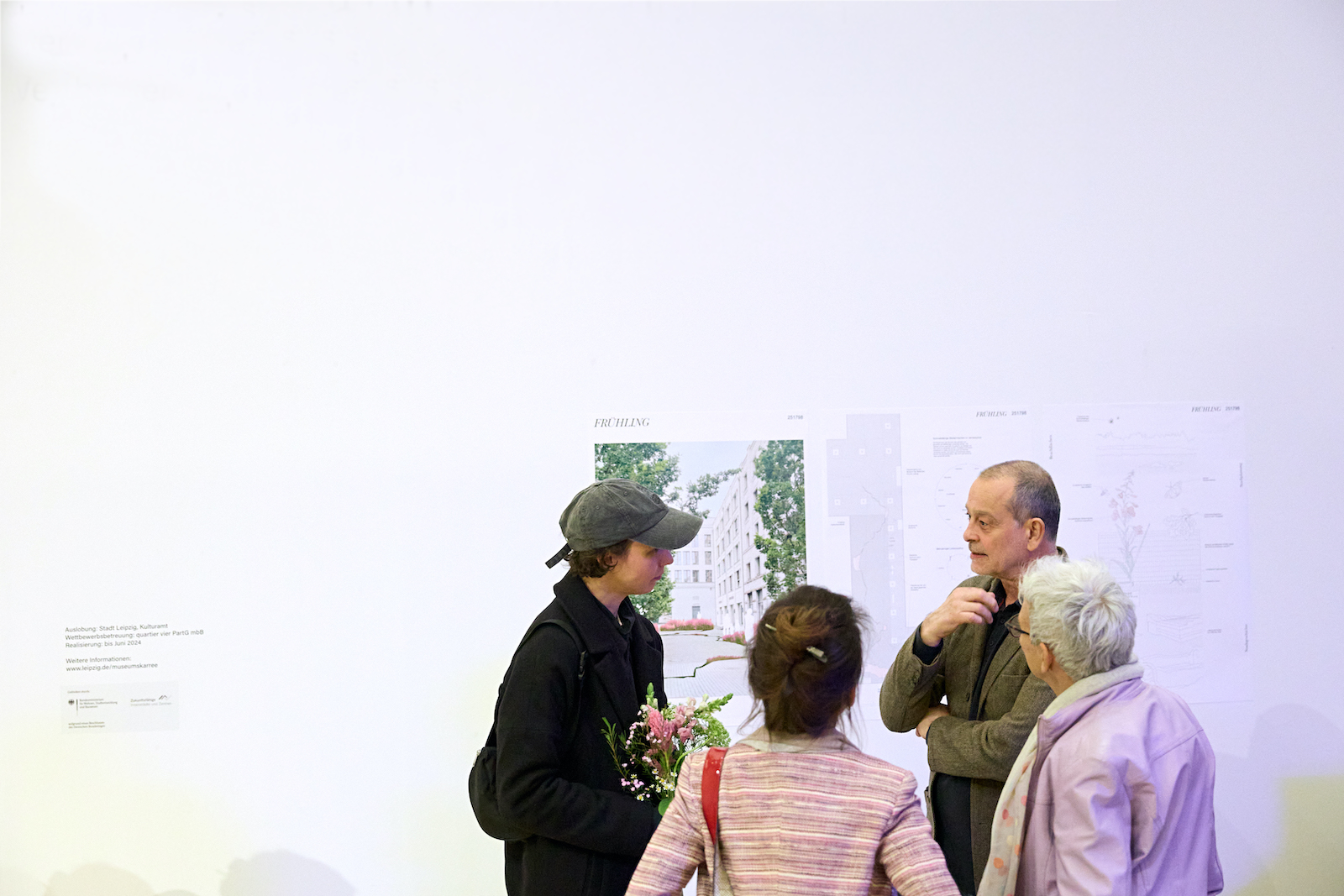 Preisträgerin mit Gästen bei Ausstellung der Wettbewerbsbeiträge